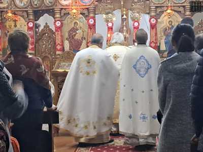 Al centro padre Driga celebra la liturgia: come tutta l�assemblea � rivolto a Oriente e cio�, simbolicamente, verso Dio